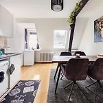 Charmante An Beliebter, Urbaner Lage דירה